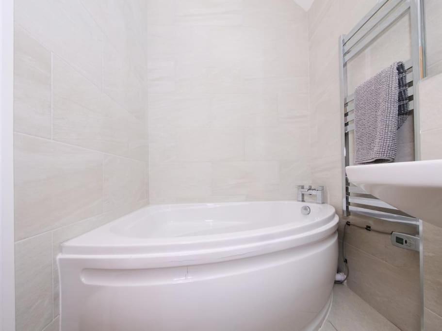 Hoxne Cottages - Daisy Cottage With Private Hot Tub York Zewnętrze zdjęcie